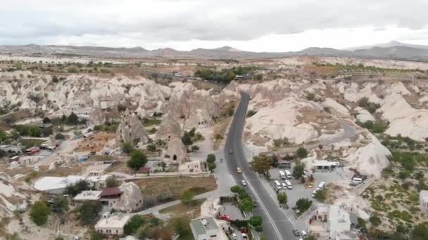 Imágenes de drones sobre colinas volcánicas en Capadocia — Vídeos de Stock