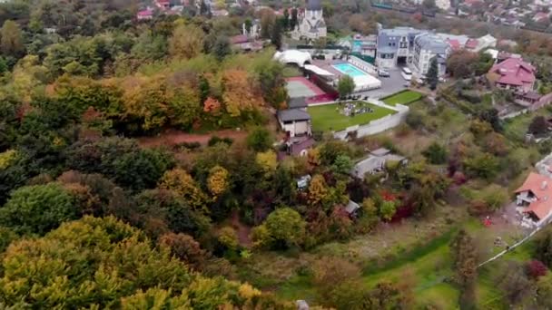 Shora dolů podzimní dřevo. Přírodní pozadí. Letecký pohled shora na podzimní les s barevnými stromy. — Stock video