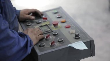 Metal eritme, metal parçaları işleme, kırmızı kıvılcımlar