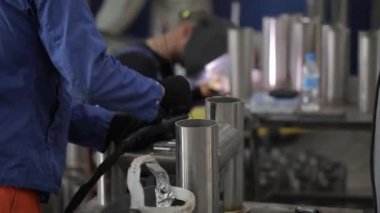 İnşaat işçisi inşaat alanında metal borularla özel mavi miğfer, yavaş çekim