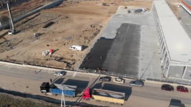 İnşaat alanları ve inşaat halindeki işçiler, karıştırıcılar ve kazıcılar, çelik raflar