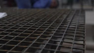 İnşaat işçisi inşaat alanında metal borularla özel mavi miğfer, yavaş çekim