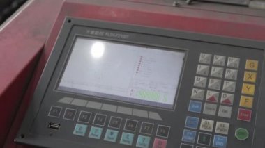 Atölyedeki metal levhayı kes. Ağır sanayide modern bir araç. Tehlikeli bir iş. Yüksek hassasiyetli çelik parçaları üretimi. Kapalı alanda işlemin otomasyonu. Demircilik için otomatik çalışma. 