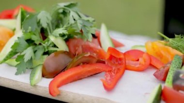 Cafe 'deki uzun masada lezzetli taze tabaklar.