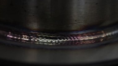 İnşaat işçisi inşaat alanında metal borularla özel mavi miğfer, yavaş çekim