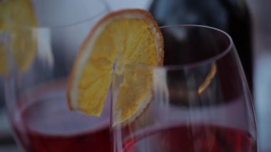 Güzel bir çift kırmızı şarapla tezahürat yapıyor ve romantik randevularını kutluyorlar..