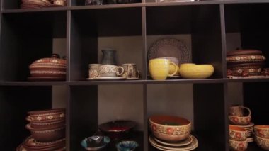 Papatyalar, ahşap boncuklar ve işlemeli beyaz kumaştan dekoratif tekstil kemeri.