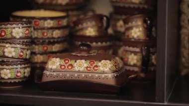 Papatyalar, ahşap boncuklar ve işlemeli beyaz kumaştan dekoratif tekstil kemeri.