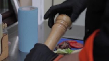 Mutfakta Aşçı Pişirme 'nin Yavaş Çekimi, Restoran Ateşi Yakın Yemek, Ticari Mutfakta Kızarmış Sebze Pişirme. Çin usulü Sichuan yemeği pişirme 4K klibi