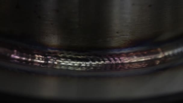 Строитель на месте сварки металлических труб со специальным голубым шлемом, замедленное движение — стоковое видео