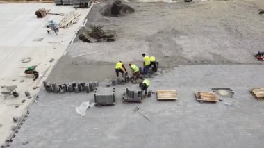 Lojistik merkezleri, otoyolun yakınındaki depolar, yükseklikten manzara, deponun yakınındaki kamyonlar..