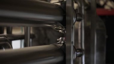 İnşaat işçisi inşaat alanında metal borularla özel mavi miğfer, yavaş çekim