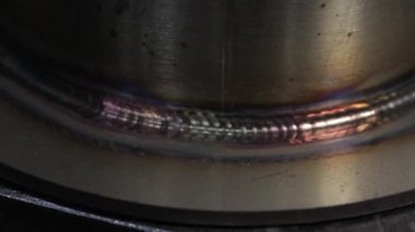 İnşaat işçisi inşaat alanında metal borularla özel mavi miğfer, yavaş çekim