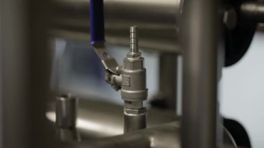 İnşaat işçisi inşaat alanında metal borularla özel mavi miğfer, yavaş çekim