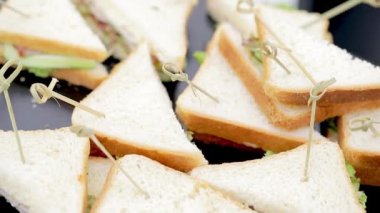 Cafe 'deki uzun masada lezzetli taze tabaklar.