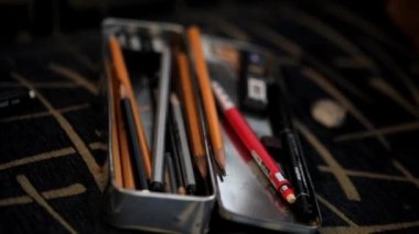 Yetenekli Yenilikçi Kadın Sanatçı Elleri Büyük Tuvalde Çiziyor, Renkli, Duygusal, Duygusal Yağlı Resimler Yapıyor. Modern Ressam Soyut Sanat Oluşturuyor. Yakınlaştır