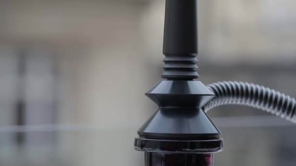 Uhlí na misce shisha v arabské kavárně.Obraz tradiční hookah žhavé uhlí pro kouření a volný čas v přirozeném osvětlení, zblízka, salonek caffee — Stock video