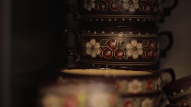 Kamille, Holzperlen und dekorativer Textilgürtel aus weißem besticktem Stoff — Stockvideo