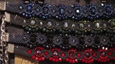 Papatyalar, ahşap boncuklar ve işlemeli beyaz kumaştan dekoratif tekstil kemeri.