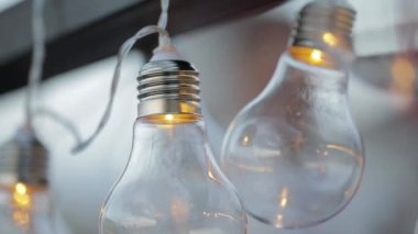 Güzel bir çift kırmızı şarapla tezahürat yapıyor ve romantik randevularını kutluyorlar..