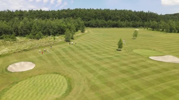 Letecký pohled na golfové hřiště — Stock video