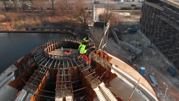 Luchtopname van werknemers in een constructie, structuur in het te bouwen proces — Stockvideo