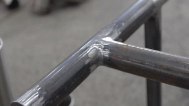 İnşaat işçisi inşaat alanında metal borularla özel mavi miğfer, yavaş çekim
