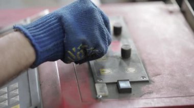 Atölyedeki metal levhayı kes. Ağır sanayide modern bir araç. Tehlikeli bir iş. Yüksek hassasiyetli çelik parçaları üretimi. Kapalı alanda işlemin otomasyonu. Demircilik için otomatik çalışma. 