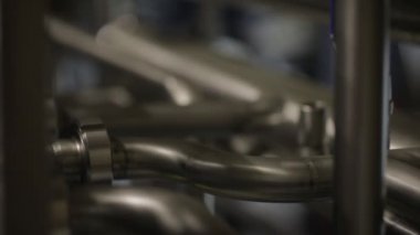 İnşaat işçisi inşaat alanında metal borularla özel mavi miğfer, yavaş çekim