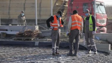 Lojistik merkezleri, otoyolun yakınındaki depolar, yükseklikten manzara, deponun yakınındaki kamyonlar..