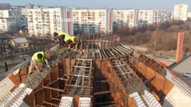 İnşaattaki işçilerin havadan çekilmiş görüntüleri, inşa edilecek bir yapı.