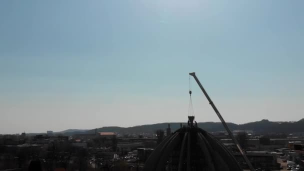 Luftaufnahme von Arbeitern auf einer Baustelle, Struktur im Entstehungsprozess — Stockvideo