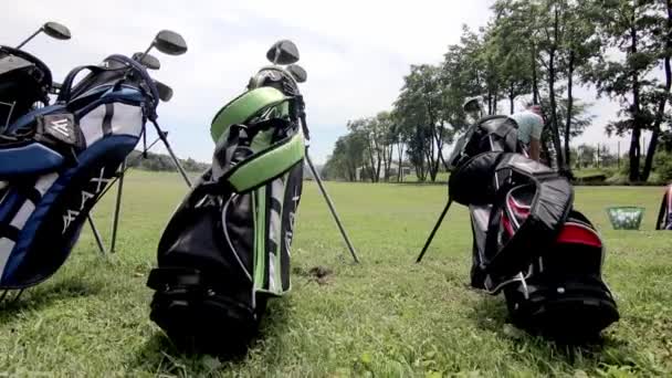 Mailat ja muut golfvarusteet — kuvapankkivideo