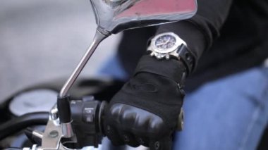 Motosikletliyi yakından çek. Hız başlatmaya hazırlanılıyor