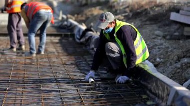 Lojistik merkezleri, otoyolun yakınındaki depolar, yükseklikten manzara, deponun yakınındaki kamyonlar..