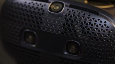 Sanal gerçeklik kulaklığı takan yakışıklı bir Amerikalı. Artırılmış Gerçeklik. Adam modern 3D VR gözlükleri kullanarak bir şeye dokunuyor. Güneşli bir günde gözlük takan bir öğrenci. 4K 'da çekilmiş.