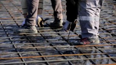 Lojistik merkezleri, otoyolun yakınındaki depolar, yükseklikten manzara, deponun yakınındaki kamyonlar..