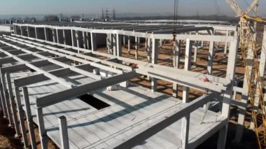 Lojistik merkezleri, otoyolun yakınındaki depolar, yükseklikten manzara, deponun yakınındaki kamyonlar..