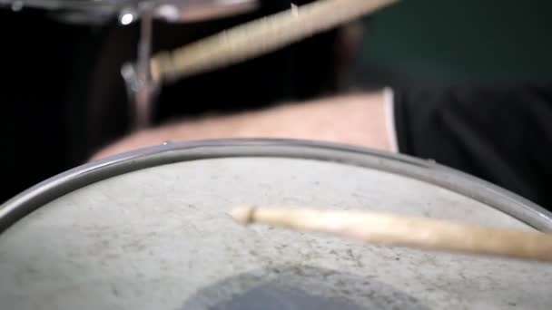 Крупный план барабанщика, играющего на барабане — стоковое видео