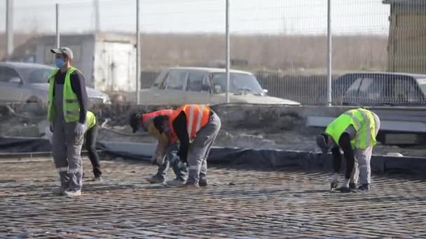 Bygninger i logistikksenteret, lagre i åkeren nær motorveien, utsikt fra høyden, lastebiler nær lageret. – stockvideo