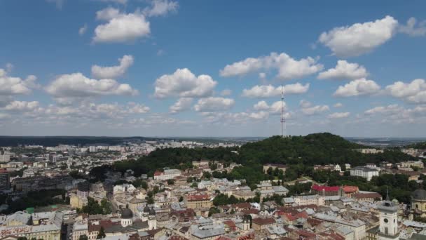 Aerial drone video of Lviv Old City center - στέγες και δρόμοι, — Αρχείο Βίντεο