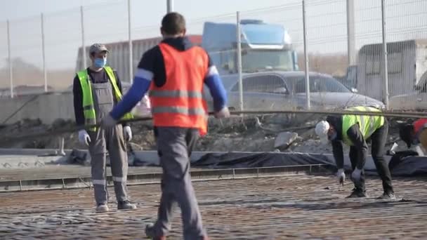 Gebouwen van logistiek centrum, magazijnen in het veld in de buurt van de snelweg, uitzicht vanaf hoogte, vrachtwagens in de buurt van het magazijn. — Stockvideo