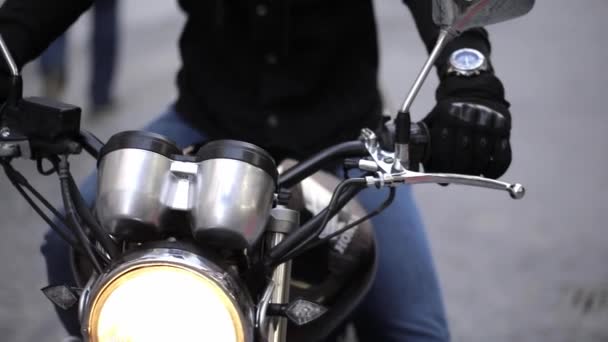 Et nærbilde av motorsyklist. Forberedelse til start – stockvideo