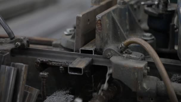 철공소에서 용접 기계의 도움을 받아 강철 파이프의 한 부분에 용접 한 이음매 — 비디오