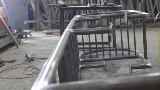 Építőipari dolgozó a helyszínen hegesztés fém csövek speciális kék sisakkal, lassított felvétel — Stock videók