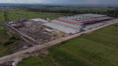 Lojistik merkezleri, otoyolun yakınındaki depolar, yükseklikten manzara, deponun yakınındaki kamyonlar..