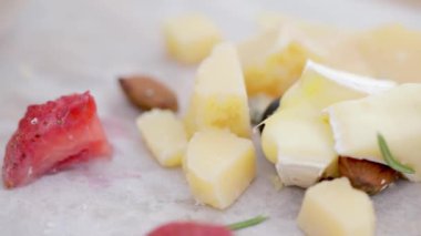 Cafe 'deki uzun masada lezzetli taze tabaklar.