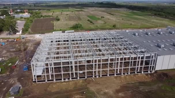 Edifícios de centro de logística, armazéns em campo perto da estrada, vista de altura, caminhões perto do armazém. — Vídeo de Stock