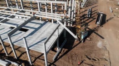 Lojistik merkezleri, otoyolun yakınındaki depolar, yükseklikten manzara, deponun yakınındaki kamyonlar..