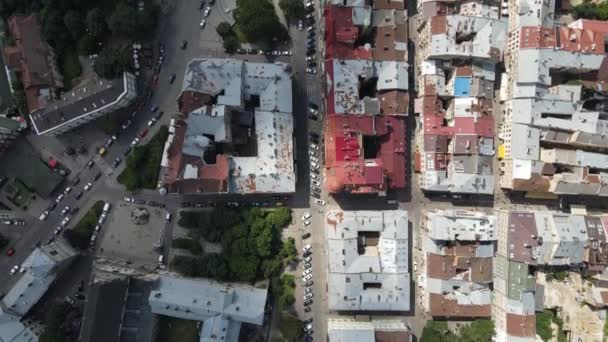 Letecké bezpilotní video z centra města Lvova - střechy a ulice, — Stock video